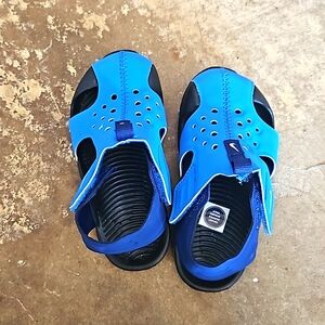 Nike boys sandals